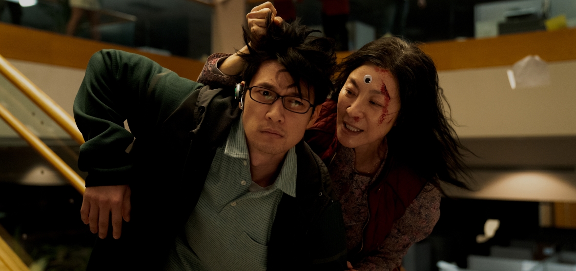 Everything Everywhere All at Once -Dena batera leku guztietan-